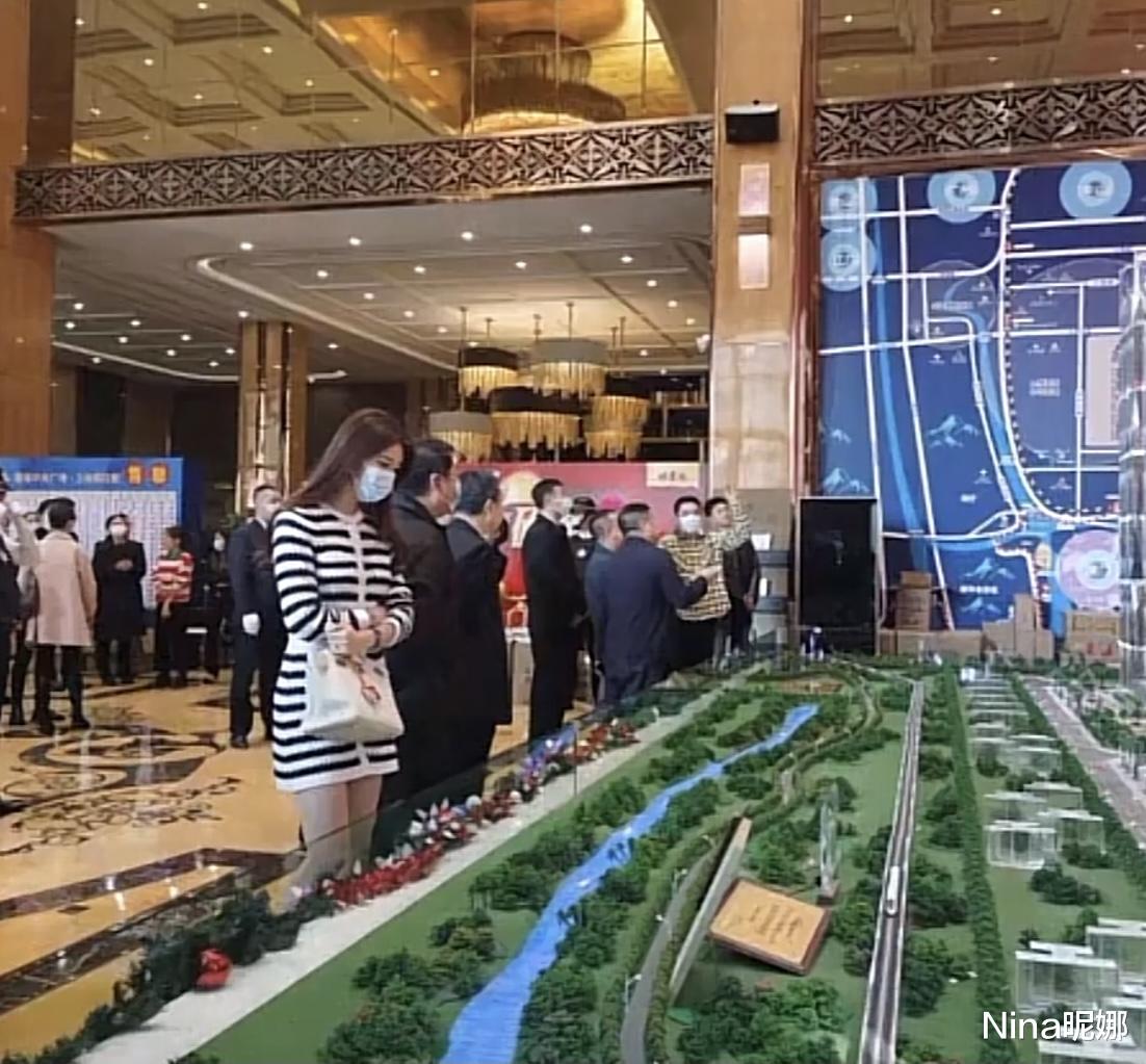 赵丽颖|63岁赵本山携陈宝国买房真高调，戴红帽穿1万鞋，众人伺候真气派