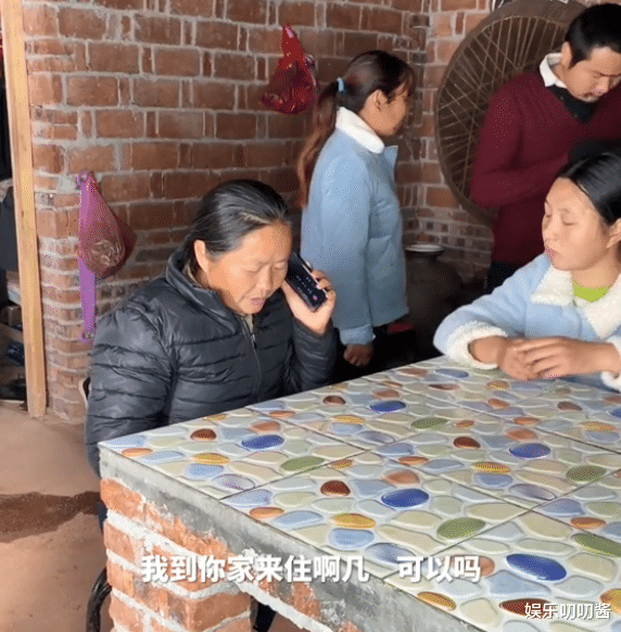 苹果|牛爱芳夫妇土坯房遇塌方，打电话求人蹭住，掏出手机是苹果13？