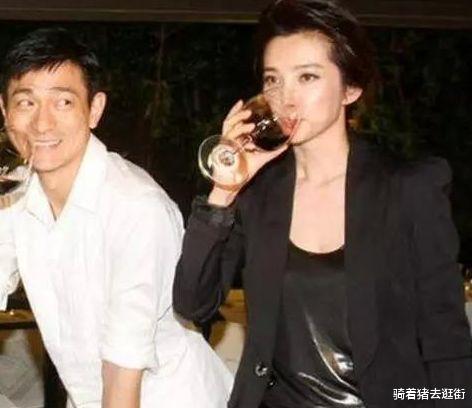 章子怡|5位堪称“酒鬼”的女星，第3位不喝酒不睡觉，第5位把酒当水喝