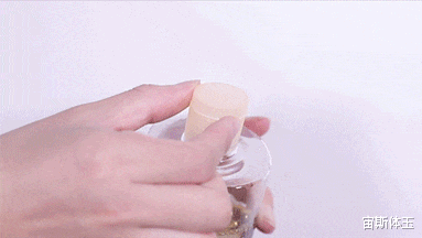 护肤品 为什么护肤时脸上有刺痛感？别总怪护肤品，可能是问题在于皮肤！