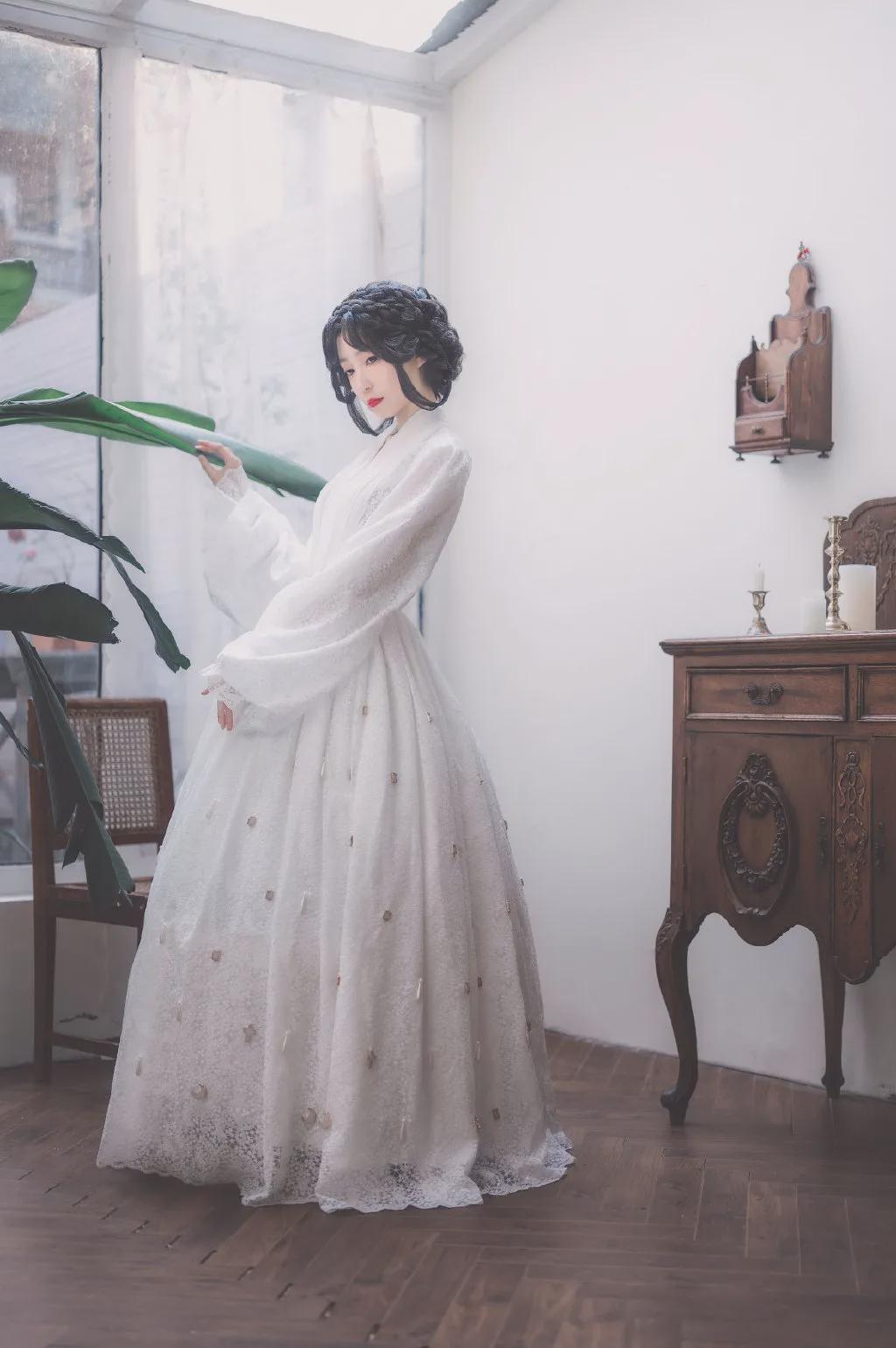 lolita|Lolita：世人说她孤傲高冷，但总有人能一眼看穿她深藏的温柔