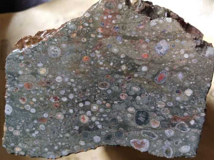大象 青海玉树火流星的陨石找到了！种类很稀有，陨石大多还留在这座山上