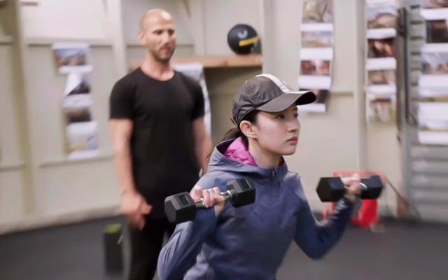 刘亦菲|刘亦菲更新健身房日常照，脚上“鞋子”却成焦点：是对教练的尊重