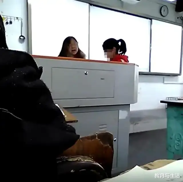 女老师当堂扇女生三个响亮耳光,女生姑姑:孩子4岁时父母离异