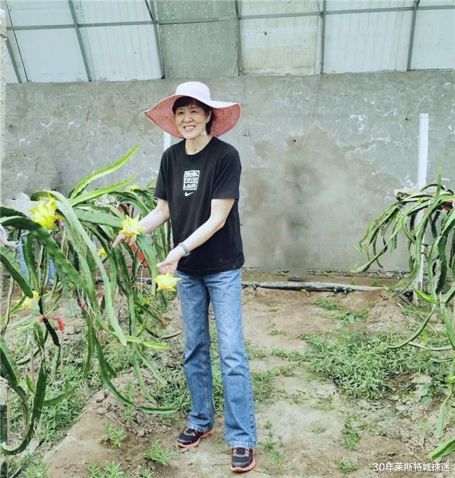 朱婷|2米朱婷的裤子不好买！去参加时尚周，标准长裤被穿成7分裤效果
