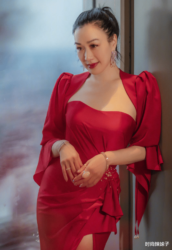 钟丽缇|有谁能比钟丽缇大胆?欧美身材硬塞小码裙,张伦硕为何不管她