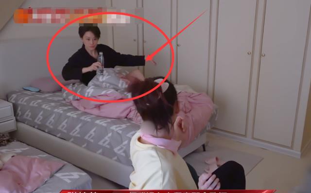 张馨予|张馨予睡觉不穿睡裤，起床习惯性撩开被子，导演摄像机都来不及关