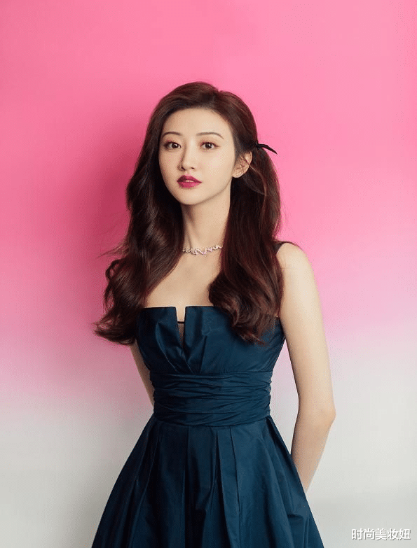 时尚美妆妞 景甜到国外真敢穿，彩色编织连衣裙秀白皙长腿，美得惊艳了