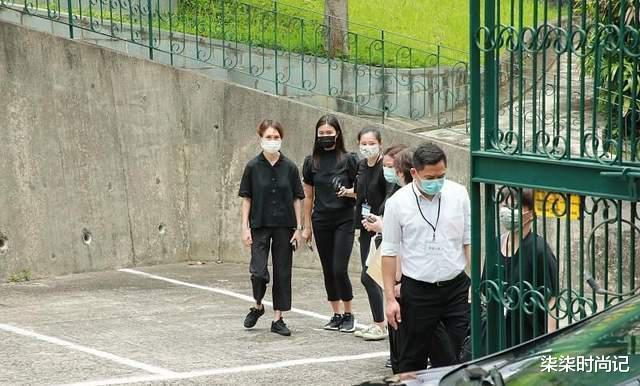 赌王|四房齐聚送别赌王，三房一家穿浅色太突兀，何超欣穿着隆重似走秀