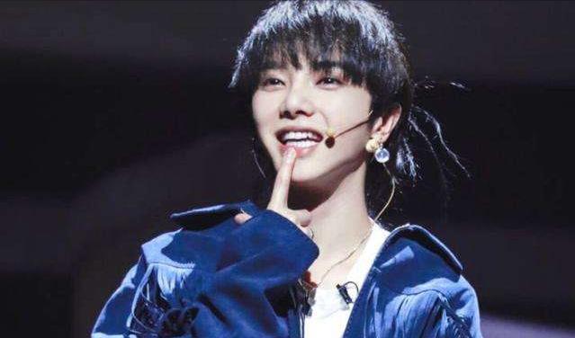 华晨宇|张碧晨华晨宇关系有进展？两人同桌吃饭，女方手上钻戒抢镜