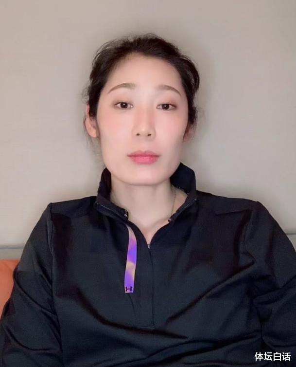 玩偶|张常宁住院照少女感十足！涂红指甲油扎俩马尾，粉红玩偶当枕头