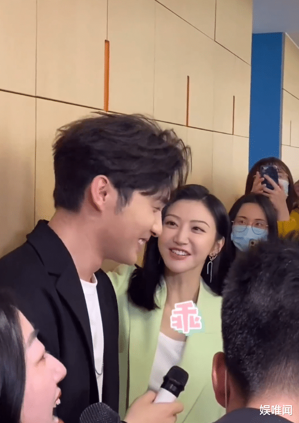 景甜|路人镜头下的景甜和张彬彬：景甜法令纹深，张彬彬本人比剧中还帅