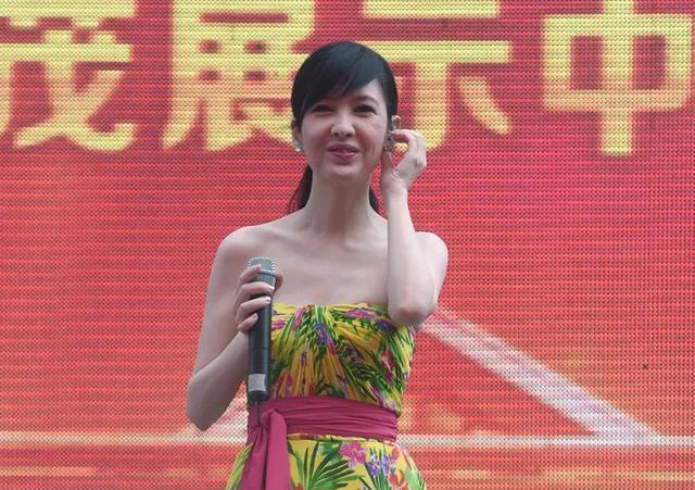 周慧敏|54岁周慧敏罕见露面，现身小县城参加商演捞金，被曝老态明显