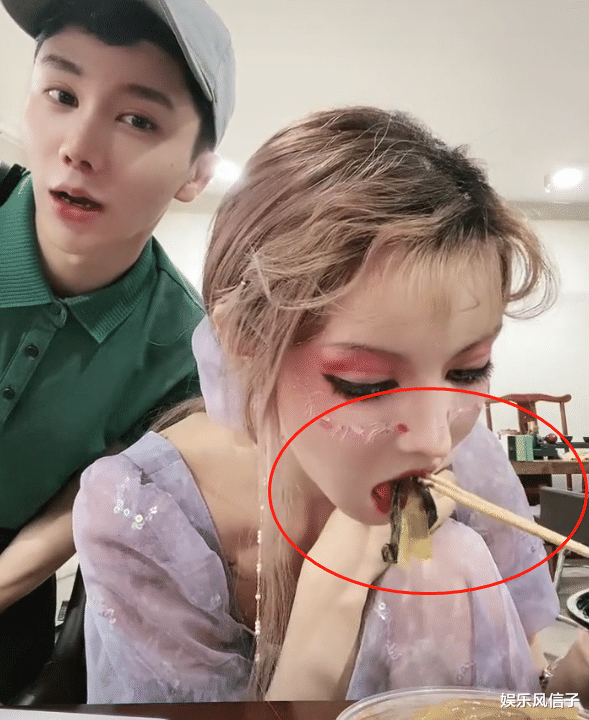 整容|“真人芭比”迪丽拉整容过度，吃饭不敢张大嘴，像个木偶人