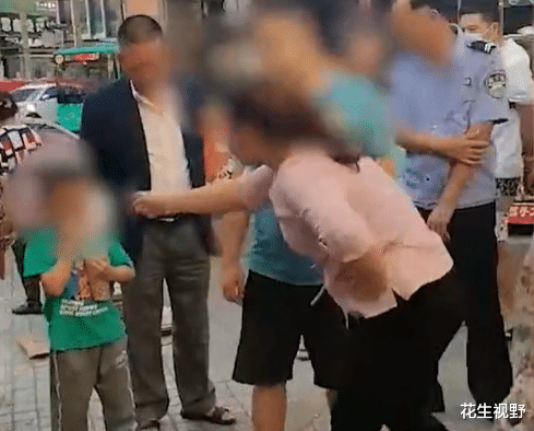 体育谈资说 深圳街头，男童踩坏“价值80万”石头，母亲拒赔，商贩：这是玉石