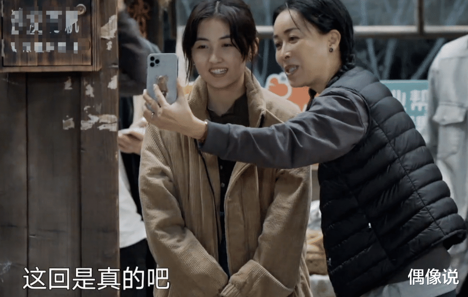 张子枫|那英13岁女儿和张子枫开视频，第一句话好直接，张子枫害羞捂脸