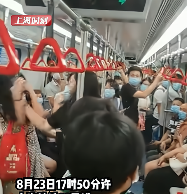 上海地铁 上海地铁两女子互相掌掴厮打,黑裙悍妇很凶猛,揪住头发不肯放