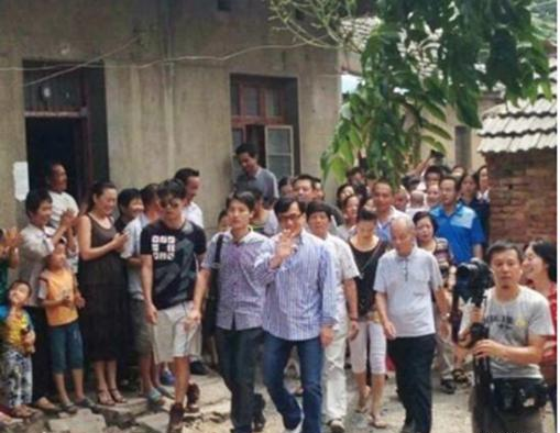 成龙|吴京回老家，小岳岳回农村，成龙回老家，谁最为接地气呢？