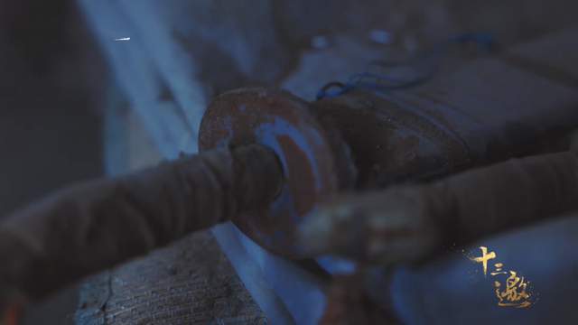 王宝强|王宝强回乡探亲，穿旧款千元羽绒服难掩憔悴，老宅已衰败破旧不堪