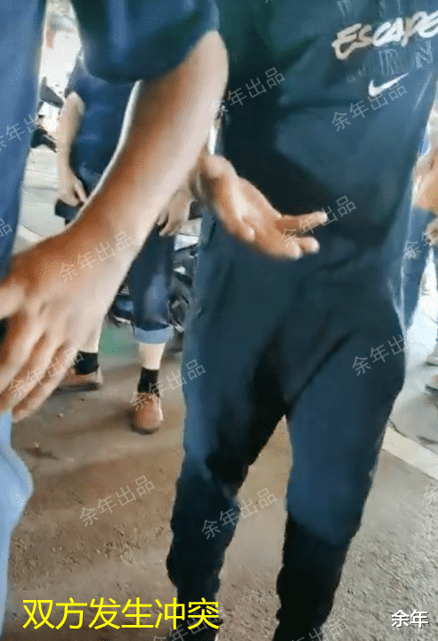 安徽 安徽合肥,女子买奶茶后坐店门口堵门,店主:没服务好她上厕所