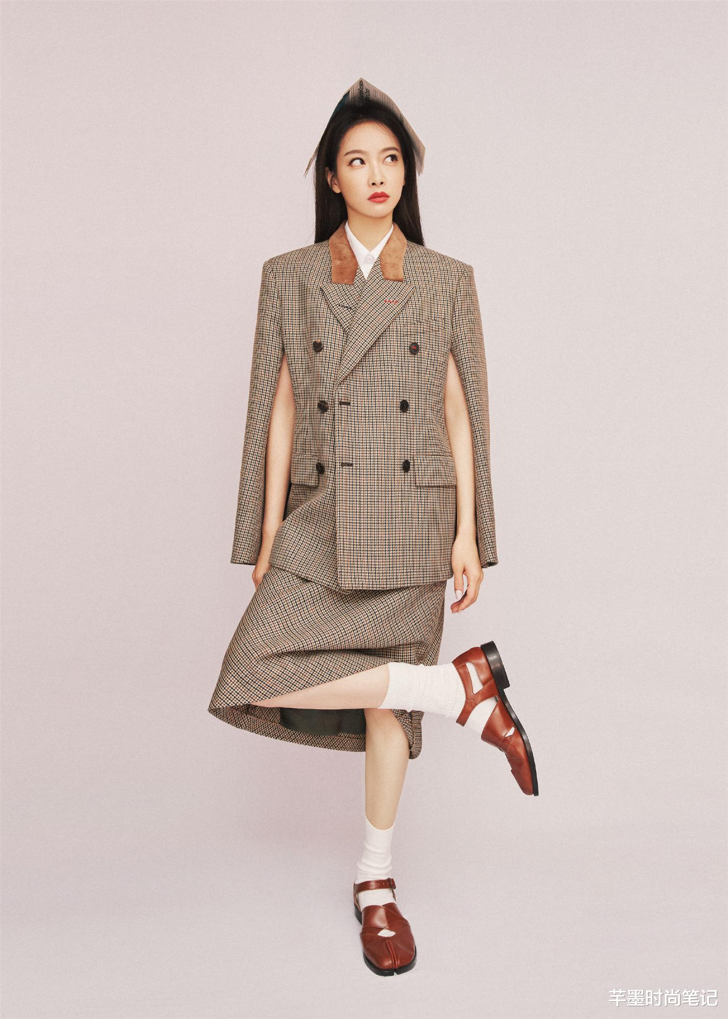 芊墨时尚笔记|宋茜头顶报纸好洋气,穿一套格子套装配罗马鞋,自带英伦风复古感