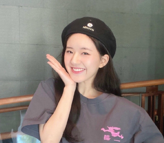 赵露思|赵露思机场被偶遇，素颜朝天很可爱，看清她发量：我流下羡慕泪水