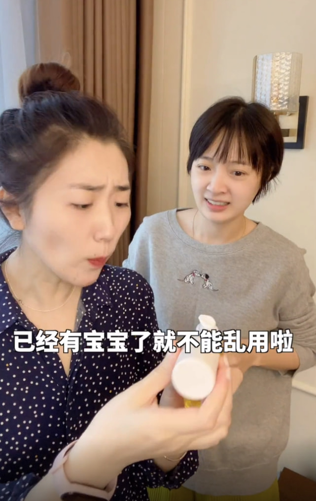 |孙铱穿宽松卫衣遮孕肚跳舞，动作灵活，穿拖鞋在地上滑行吓网友一跳