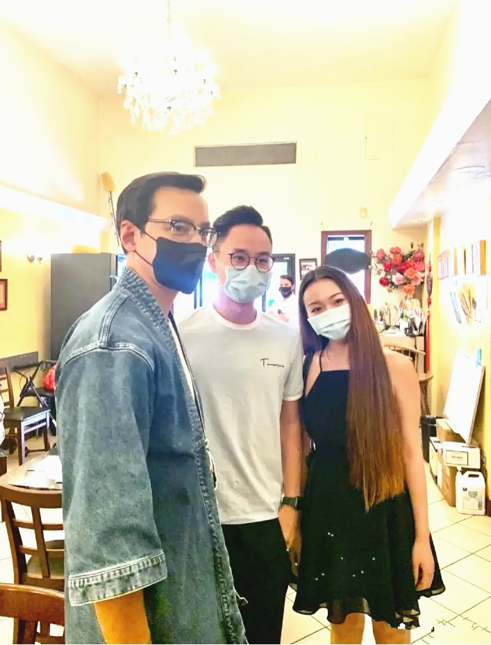全球时尚号|吴彦祖发际线后移显苍老，穿牛仔外套配眼镜，低调的和粉丝合影