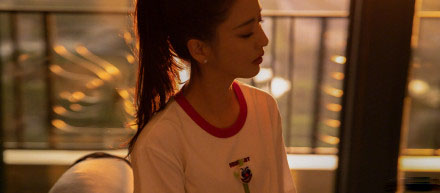 周润发|38岁佟丽娅与33岁倪妮，状态绝美，少女感十足，谁更胜一筹，引网友热议