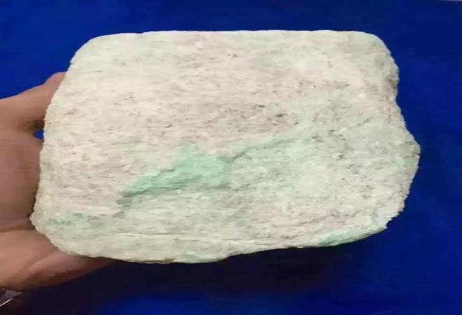 新三板 翡翠毛料（原石）是行家与行家的交易，普通人千万别玩。