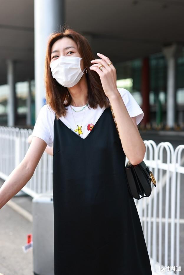 lo时尚咖|刘雯休闲装都能穿出“高级感”，吊带裙叠穿示范早秋穿搭，太有型