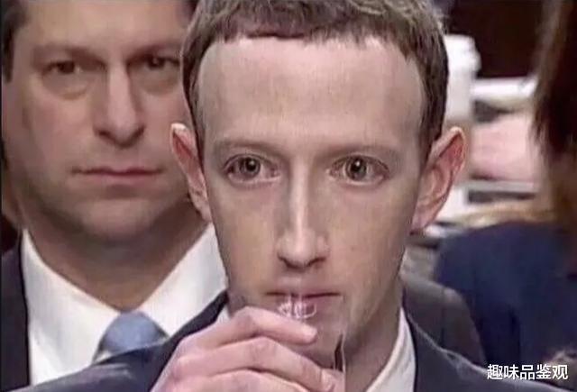 马克·扎克伯格 前世界首富扎克伯格，机械式喝水，面部僵硬，被传不是人类？