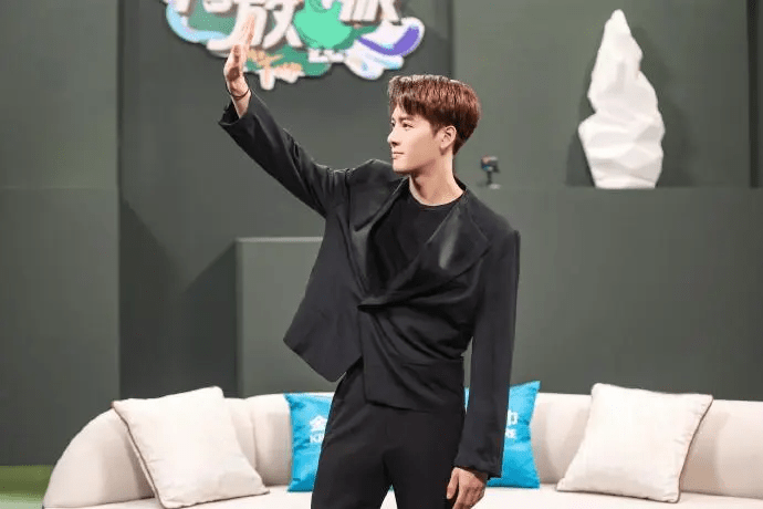 王嘉尔|王嘉尔被称为“前辈”引热议，任嘉伦是在怕什么？网友：咖位问题