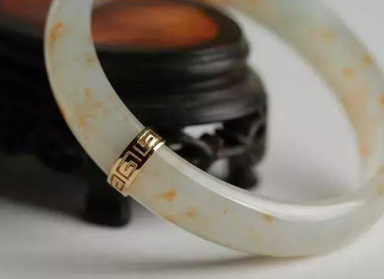 银元|翡翠手镯不小心摔裂了咋整，先不要急着扔，还有办法能帮助你