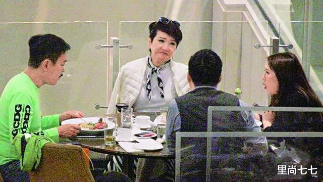 狄波拉|狄波拉携夫聚餐，全程训话不给老公面子，暑天肩披羽绒服似大姐