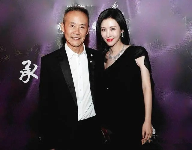全球时尚号|田朴珺和王石参加宴会，穿黑色礼服贵气十足，典型的“老夫少妻”