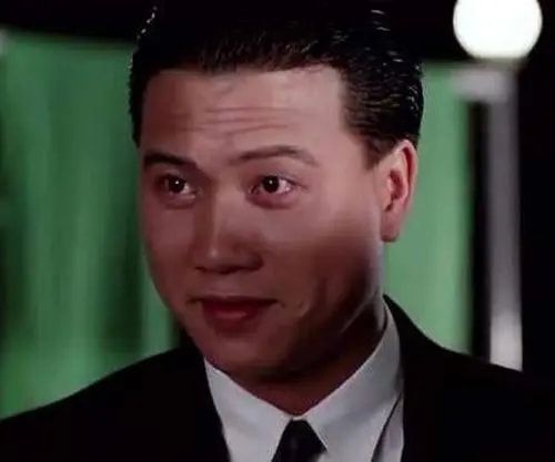 李兰迪|64岁万梓良不甘被埋没？直播官宣当导演拍电影，穿着更显“浮夸”