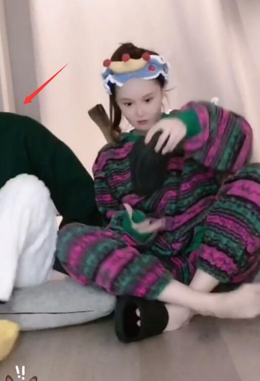 胡军|赵本山女儿高调秀恩爱，玩输游戏用拖鞋暴揍男友，男方吓得赶快跑