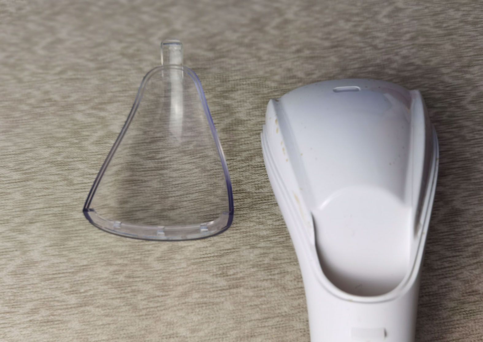 一喷二刷三抽四吸，仅用四步，UWANT布艺清洗机破解家居清洁难题