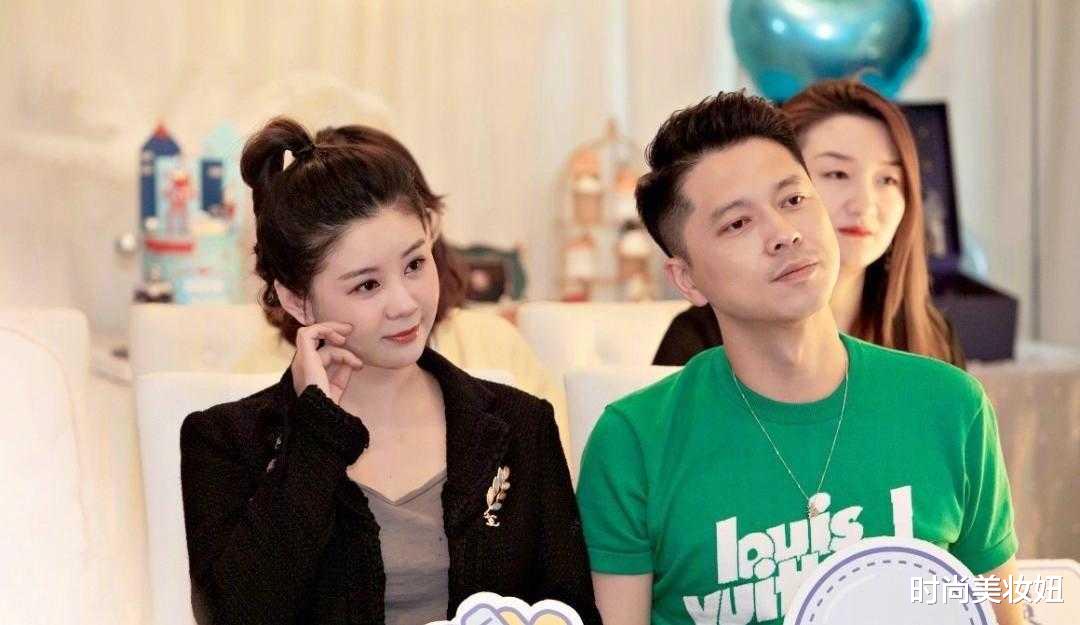 穿衣搭配 李小萌生二胎后更美了，穿小西装扎半马尾，甜美得像个小姑娘