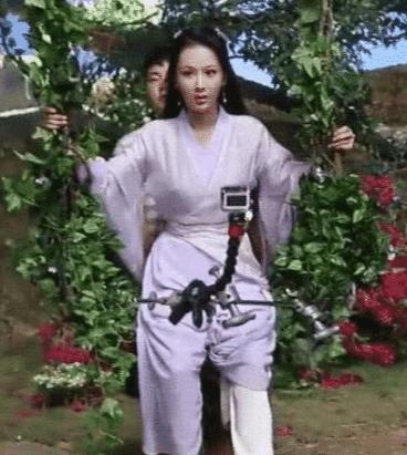 杨紫|杨紫拍“荡秋千”戏为啥只露上半身？看到全景照，满屏都是尴尬