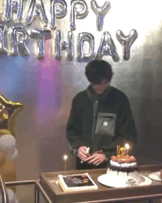 魔童|张智霖袁咏仪儿子晒庆生照,帅气正脸公开,魔童举手投足像极爸爸