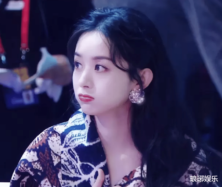 赵丽颖|赵丽颖在台下被85花孤立，唯独一人过来问候，看清是谁后被圈粉了