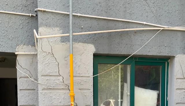 混凝土|一层自建房的大梁有裂缝，有危险吗？能处理吗？怎么处理？