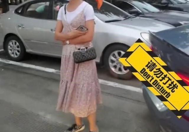 悦姐ya|广东一位女子在商场门口“人肉占车位”,她面无表情,淡定自若