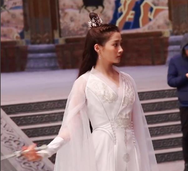 白雪在燃烧 关晓彤父亲到片场探班，看女儿拍戏吊威亚心疼不已，罕见发文支持