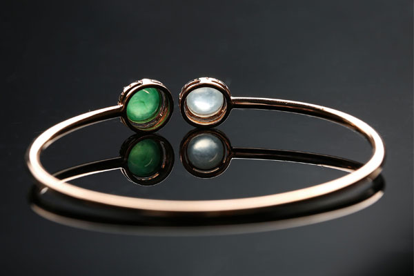 翡翠|“阴阳脸”翡翠早已过时,100万翡翠蛋面新造假手段,连鉴定仪器都能瞒过