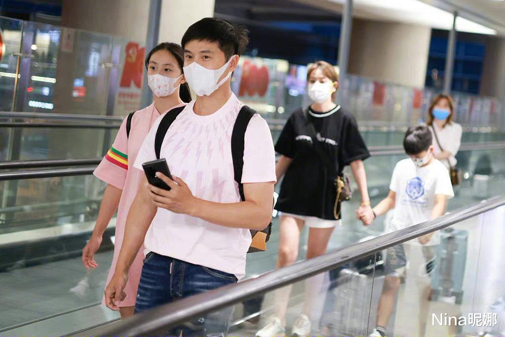 何念|13岁田亮女儿发育真快，穿条纹卫衣裙打扮好成熟，腰线跟171田亮一般高