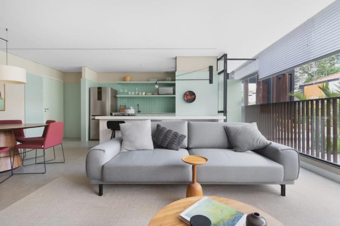 |86㎡坚持把阳台打通,一半扩进厨房一半扩入客厅,好住几倍