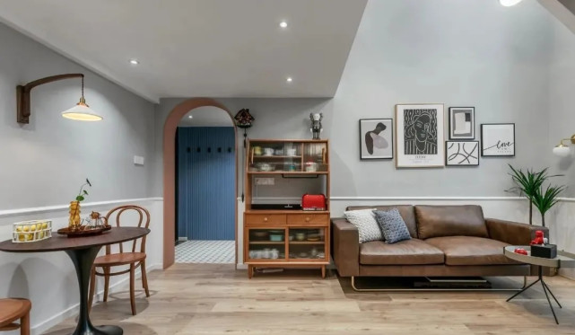 |95平混搭风复式房子墙面纯白+浅灰色,彩清浅柔和却不失层次感